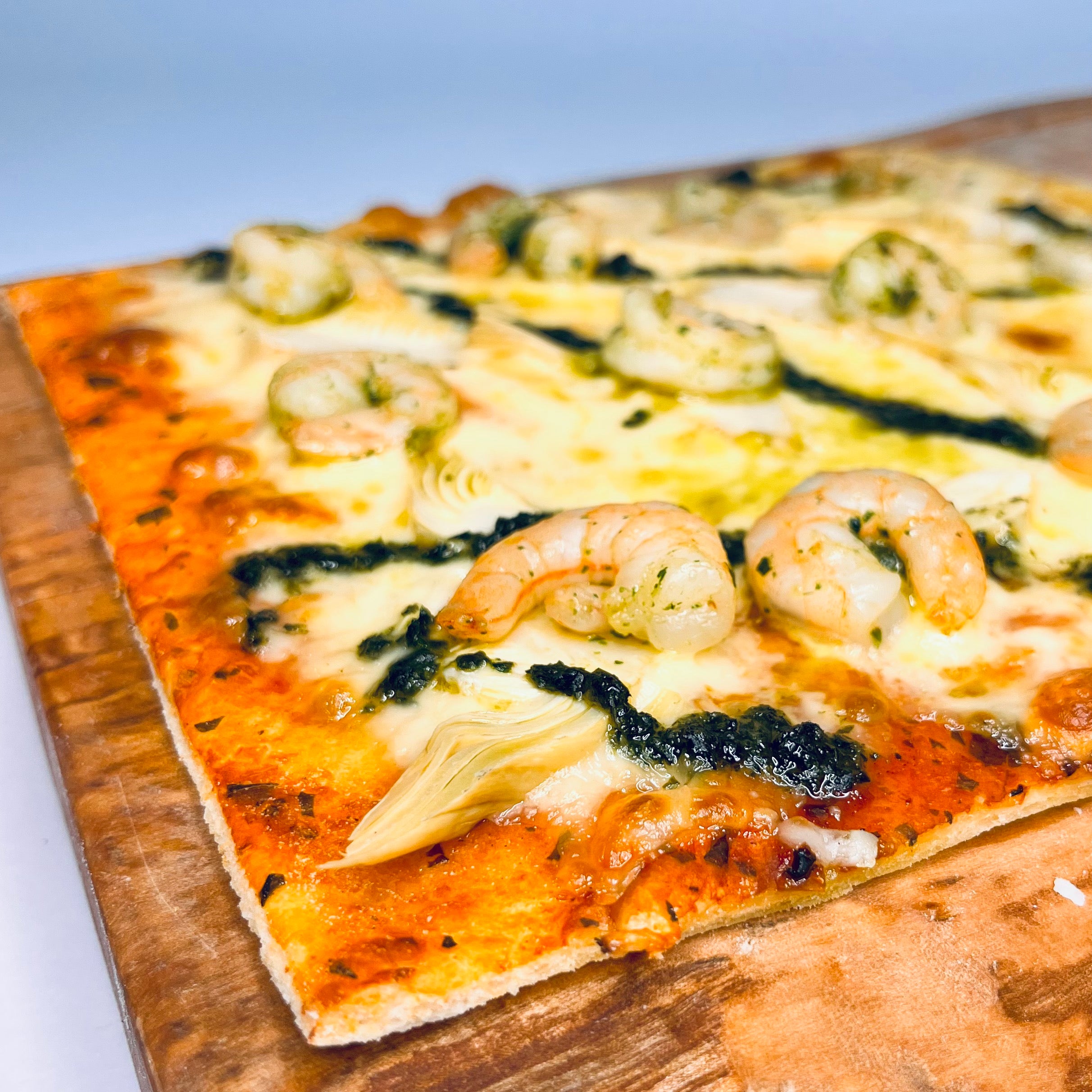 Pizza camarón alcachofa al ajillo