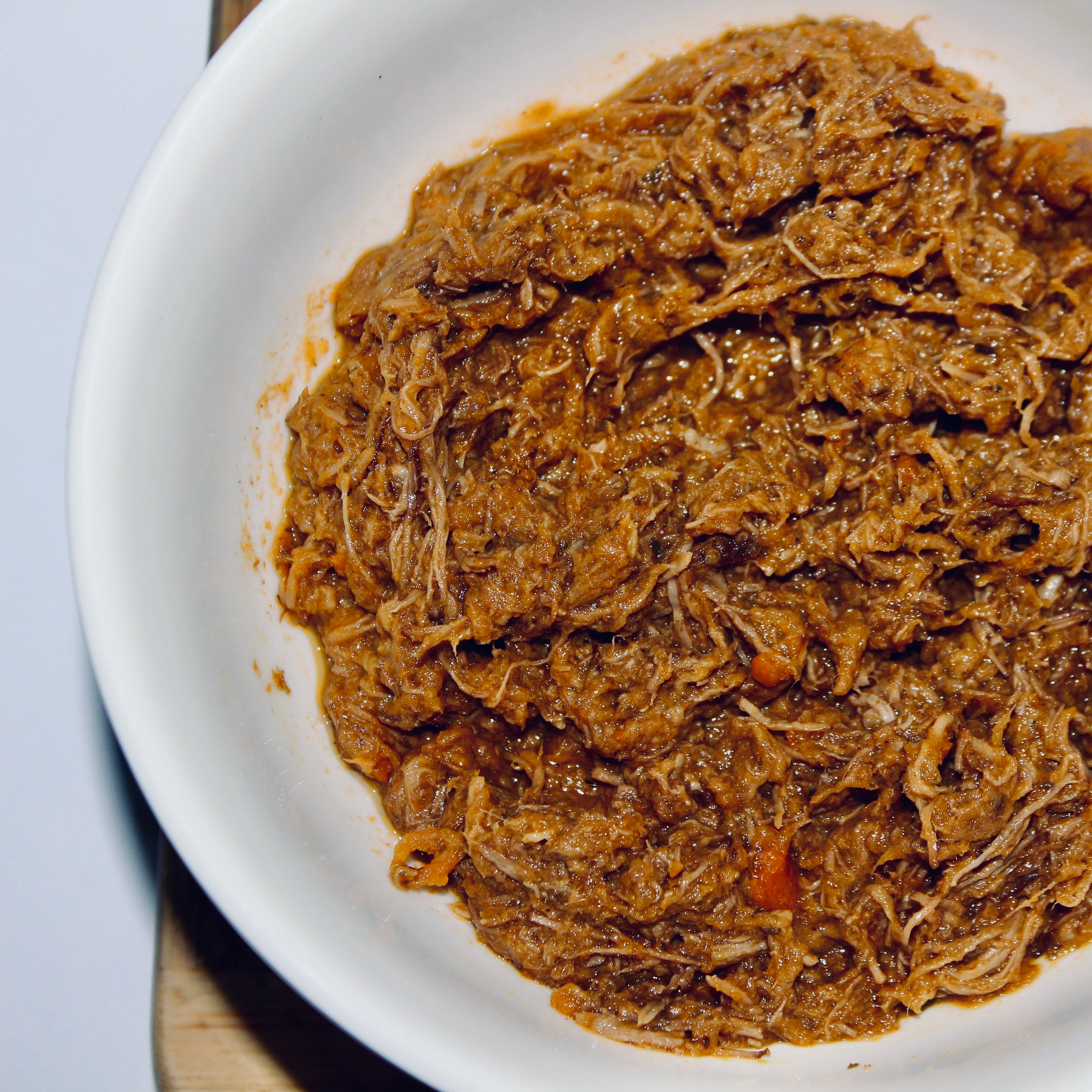 Carne desmechada al vino tinto